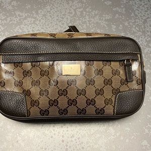 Gucci “fannypack”